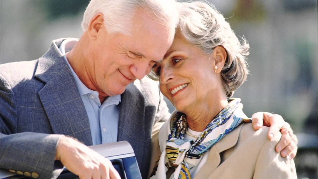 Любого возраста независимо от. Пожилые люди. Мужчина и женщина в возрасте. Мужчина и женщина пенсионеры. Любовь пожилых.