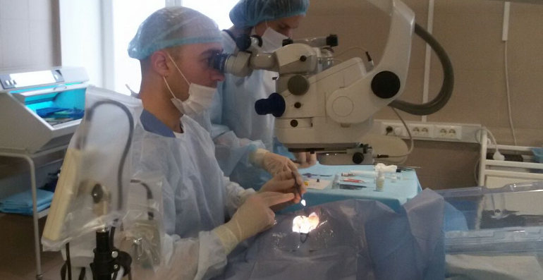 Больница операция глаукомы. Операция глаукома глаза. Микроинвазивная витрэктомия.